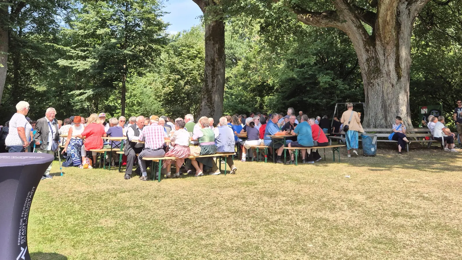 Auf der Wiese vor der Mutter-Anna-Kirche war jeder Platz besetzt. (Bild: Max Schwarz)