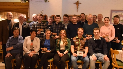 Die Geehrten des Landkreises Neustadt an der Waldnaab mit den Ehrengästen. (Bild: Julia Steiner)