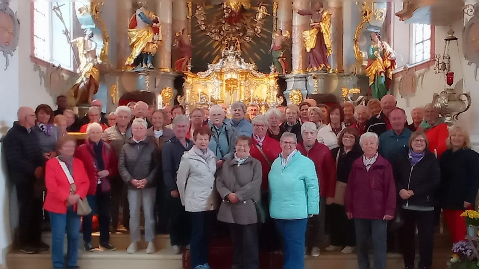 Vor dem Hochaltar (Bild: Elisabeth Kraus)