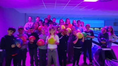 Nabburger Ministranten beim gemeinsamen Bowling im Spacebowl Amberg. (Bild: Thomas Kern)