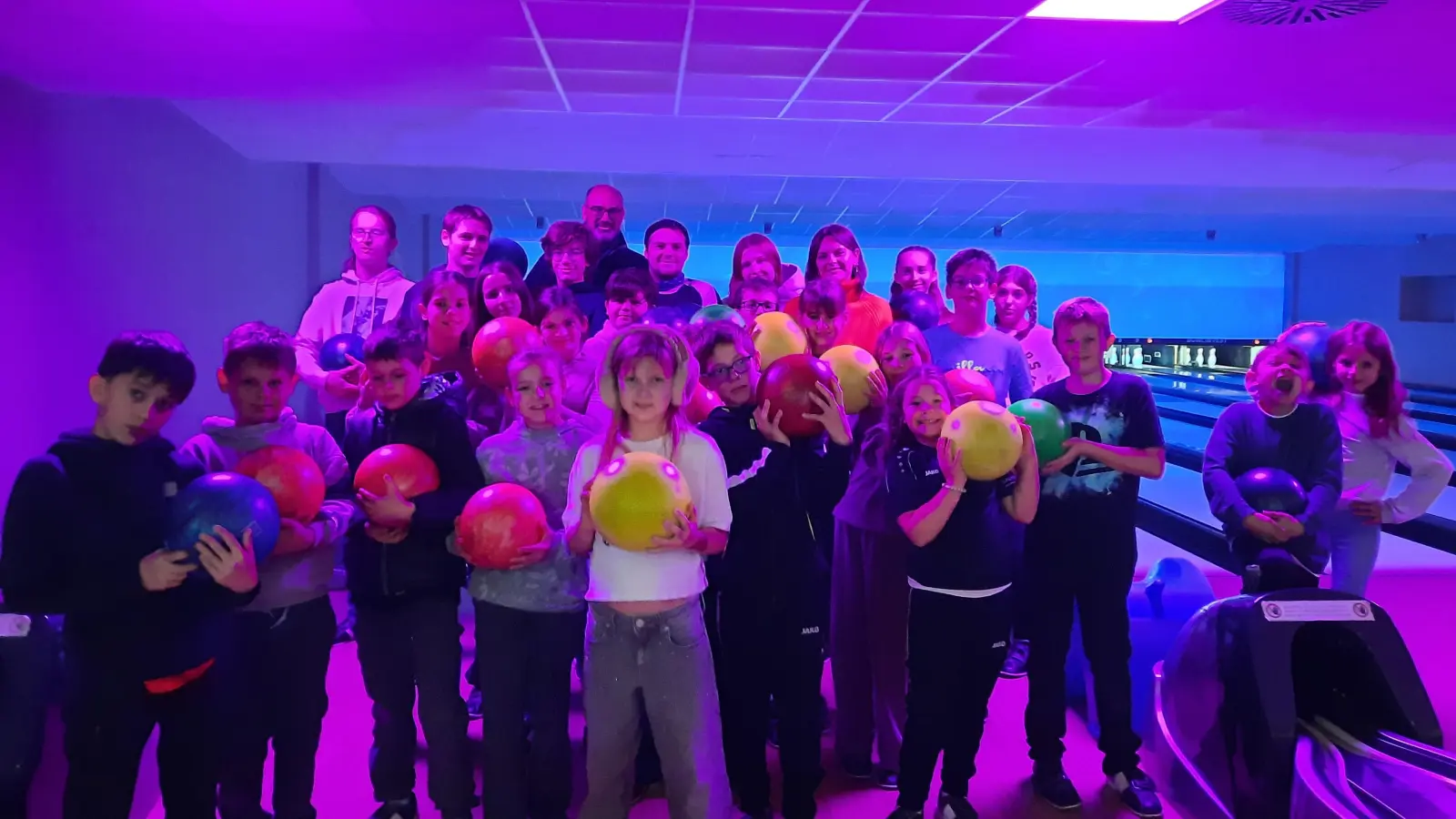 Nabburger Ministranten beim gemeinsamen Bowling im Spacebowl Amberg. (Bild: Thomas Kern)
