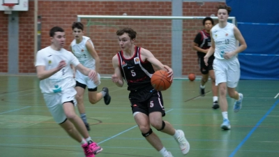 Tim Steiner (schwarzes Trikot) auf dem Zug zum Korb (Bild: Christian Tiemann)