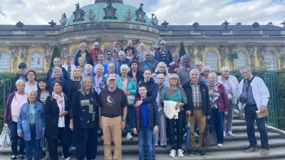 Die Reisegruppe vor dem Schloss Sanssouci in Potsdam (Bild: Heribert Ficker)