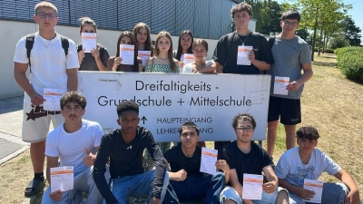 Nach ihren schriftlichen Prüfungen erhileten die erfolgreichen Sportler/innen der Abschlussklasse (9.) an der Dreifaltigkeits-Mittelschule ihre Urkunde samt Bronze/Silber/Gold-Stecknadel. Sportkann Spass machen und tut allen gut (Bild: Thomas Gebele )