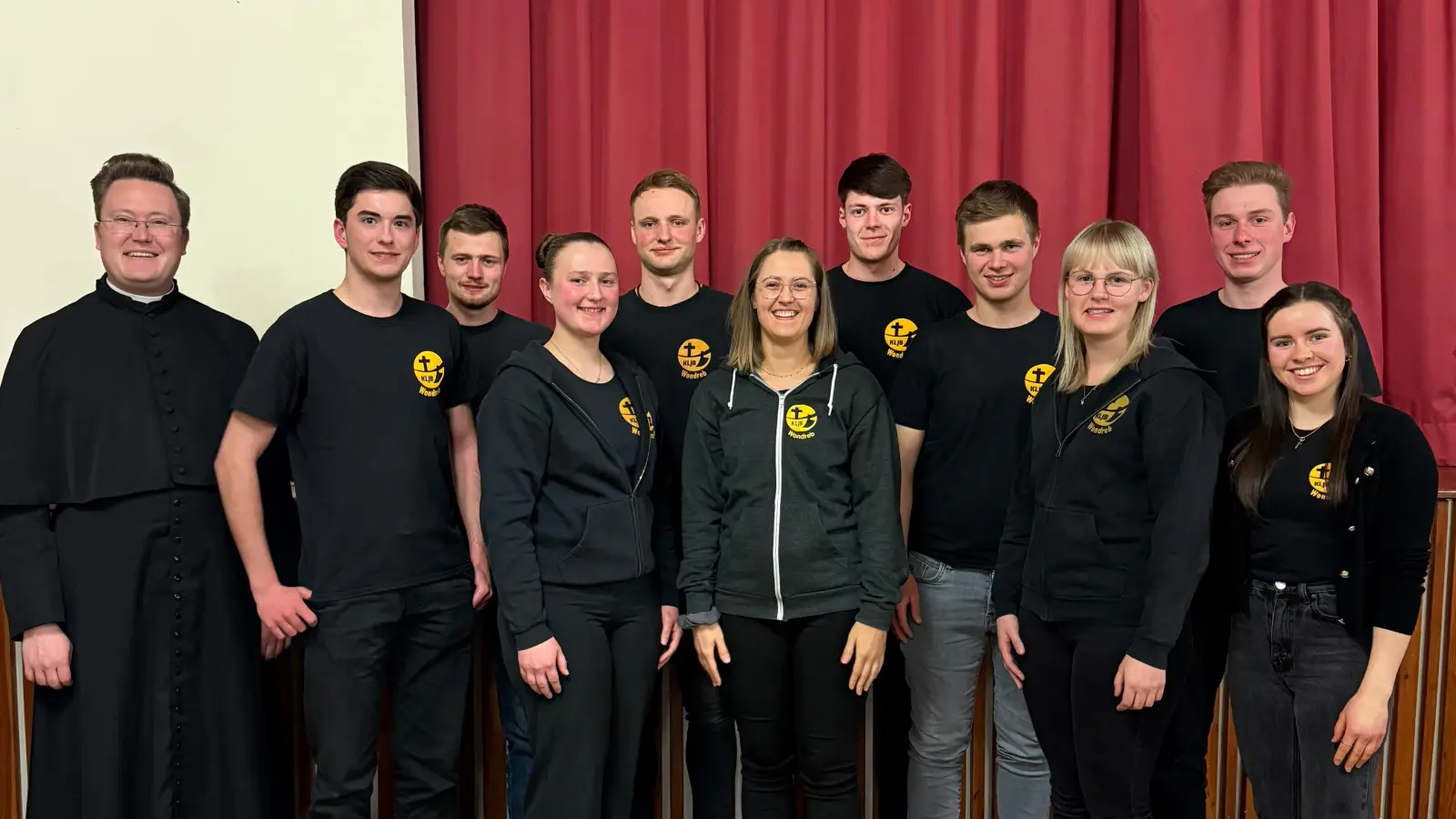 Von links: H. Kaplan Alexander Röse, Lukas Döllinger, Simon Härtl, Magdalena Härtl, Florian Beinrucker, Maria Prockl, Maximilian Siller, Paul Härtl, Nadine König, Luis Geyer, Romina Kraus. Im Bild fehlt Johanna Härtl.  (Bild: Maria Prockl)