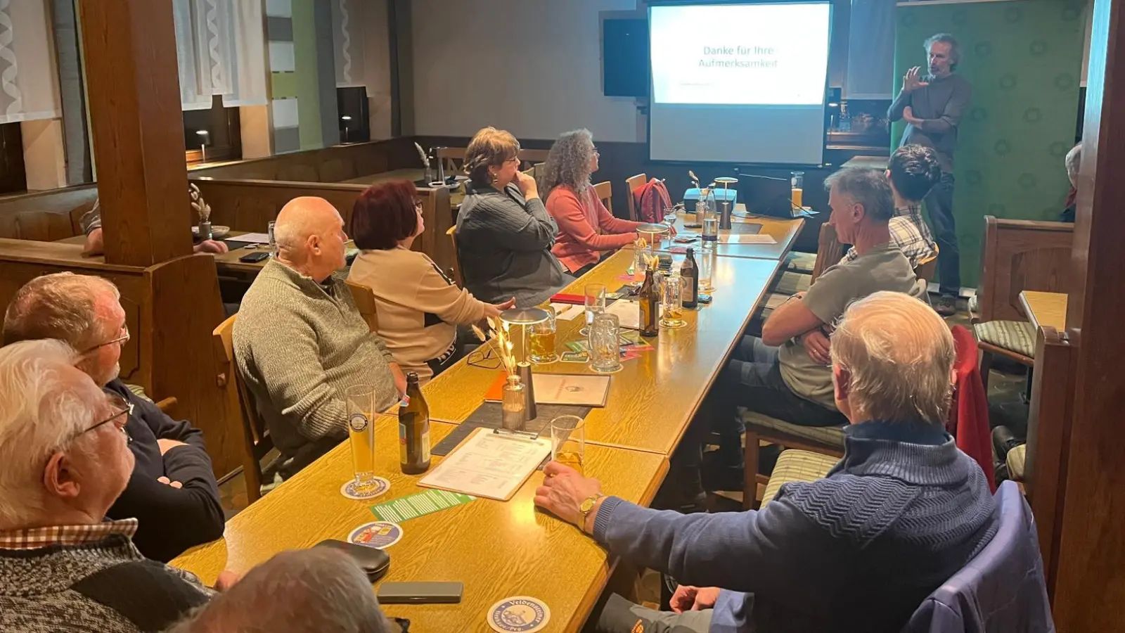 Bildunterschrift: Klimaschutzmanager Manfred Pfauntsch (stehend) informierte beim Gesprächsabend von BÜNDNIS 90/DIE GRÜNEN Sulzbach-Rosenberg über moderne Heizsysteme und Fördermöglichkeiten; zahlreiche Bürgerinnen und Bürger nutzten die Gelegenheit zum fachlichen Austausch. (Bild: Klaus Rösel)