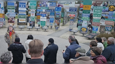 Im Fernwehpark Oberkotzau hörten die Teilnehmer Informationen über die Entstehung dieses besonderen Ausflugziels. (Bild: Thomas Margraf)