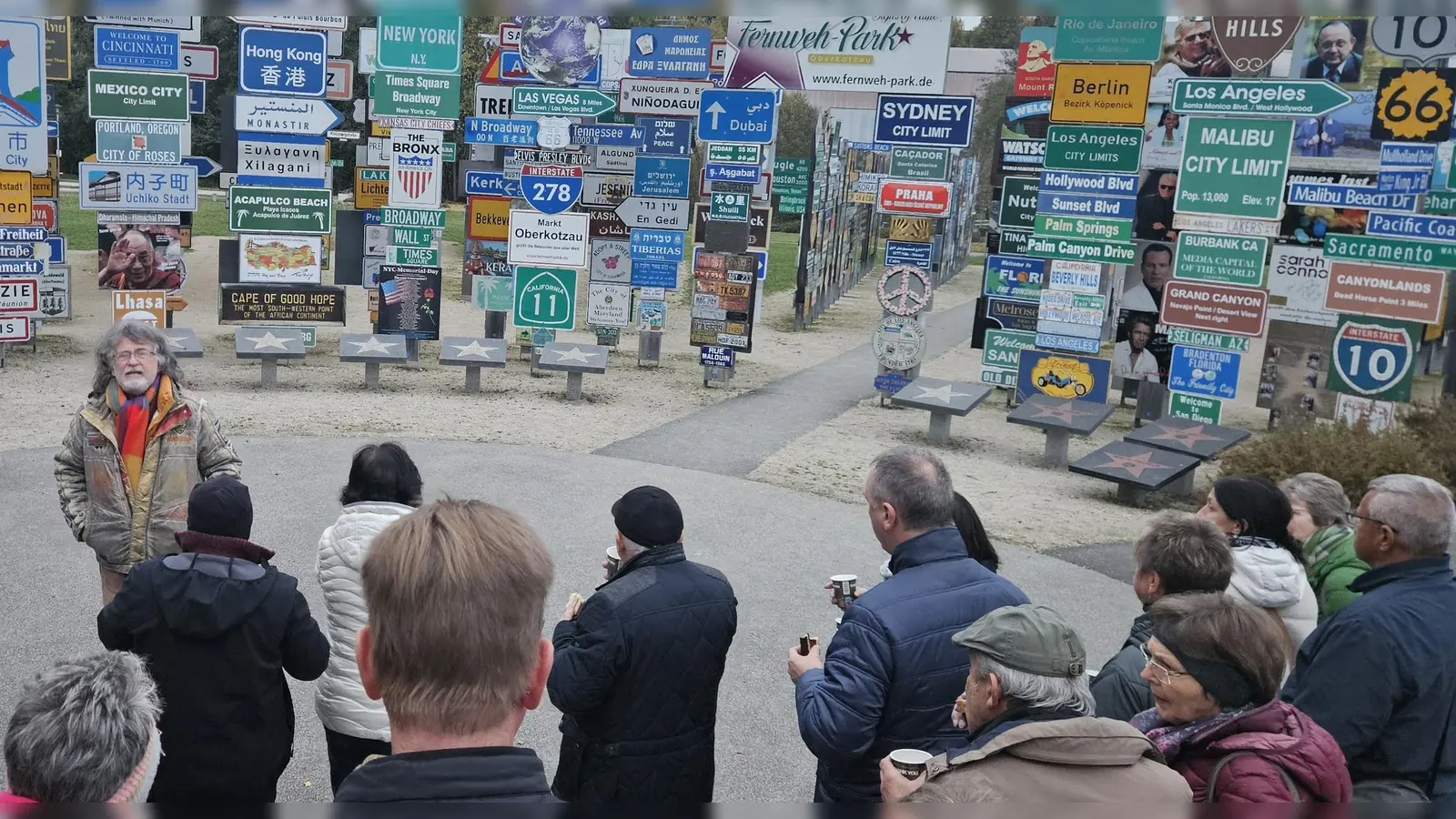 Im Fernwehpark Oberkotzau hörten die Teilnehmer Informationen über die Entstehung dieses besonderen Ausflugziels. (Bild: Thomas Margraf)