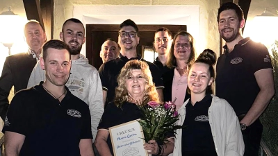 Maria Greim (vorne Mitte) ist überrascht: Sie wird bei der Jahreshauptversammlung der Seilzieher der Fahrenbergauswahl zur „Ehrenschriftführerin“ ernannt. Von 1985 bis 2025 hat sie die schriftlichen Arbeiten und vieles mehr für die starken Leute vom Fahrenberg perfekt erledigt. (Bild: Michael Stahl)