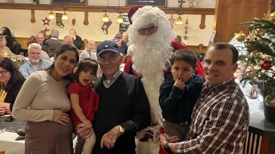 Oberst Stephen Flanagan (von rechts) James Joyce als Santa-Claus, Clubpräsident Walter Brunner und Carolina Flanagan mit den Kindern bei der Weihnachtsfeier des Kontakt Club. <br> (Bild: Gerald Morgenstern)
