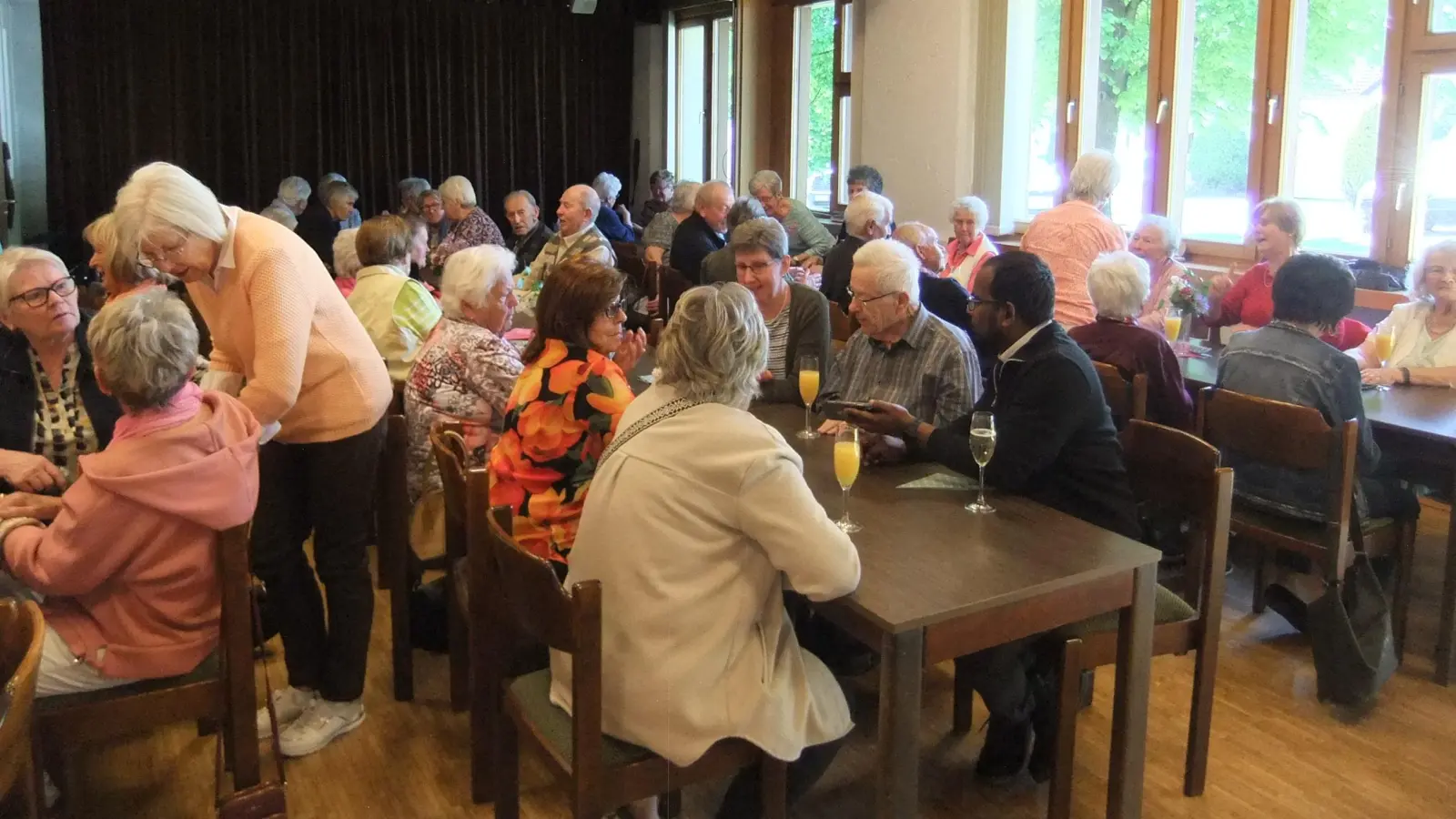 Der gemeinsame Mutter- und Vatertag am Pfarreiensitz in Ebermannsdorf hat schon längere Tradition und ist immer wieder total schön, so die Senioren. Der Pfarrsaal war gut gefüllt. Und zum Schluss gab`s für jede Oma, wie auch natürlich die Opa`s, zur Feier des Tages ein Glaserl mit einem „guaten Tropfen!” (Bild: Michael Götz)