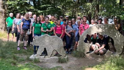 Die Wanderfreunde Tirschenreuth beim Bärenfang mit einem steinernen Bären (Bild: Regina Zahn)