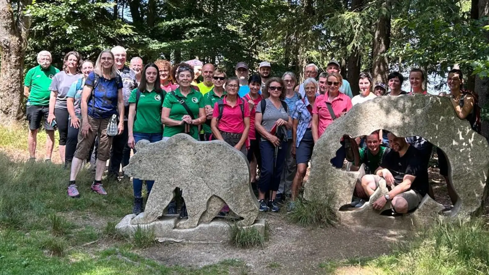 Die Wanderfreunde Tirschenreuth beim Bärenfang mit einem steinernen Bären (Bild: Regina Zahn)