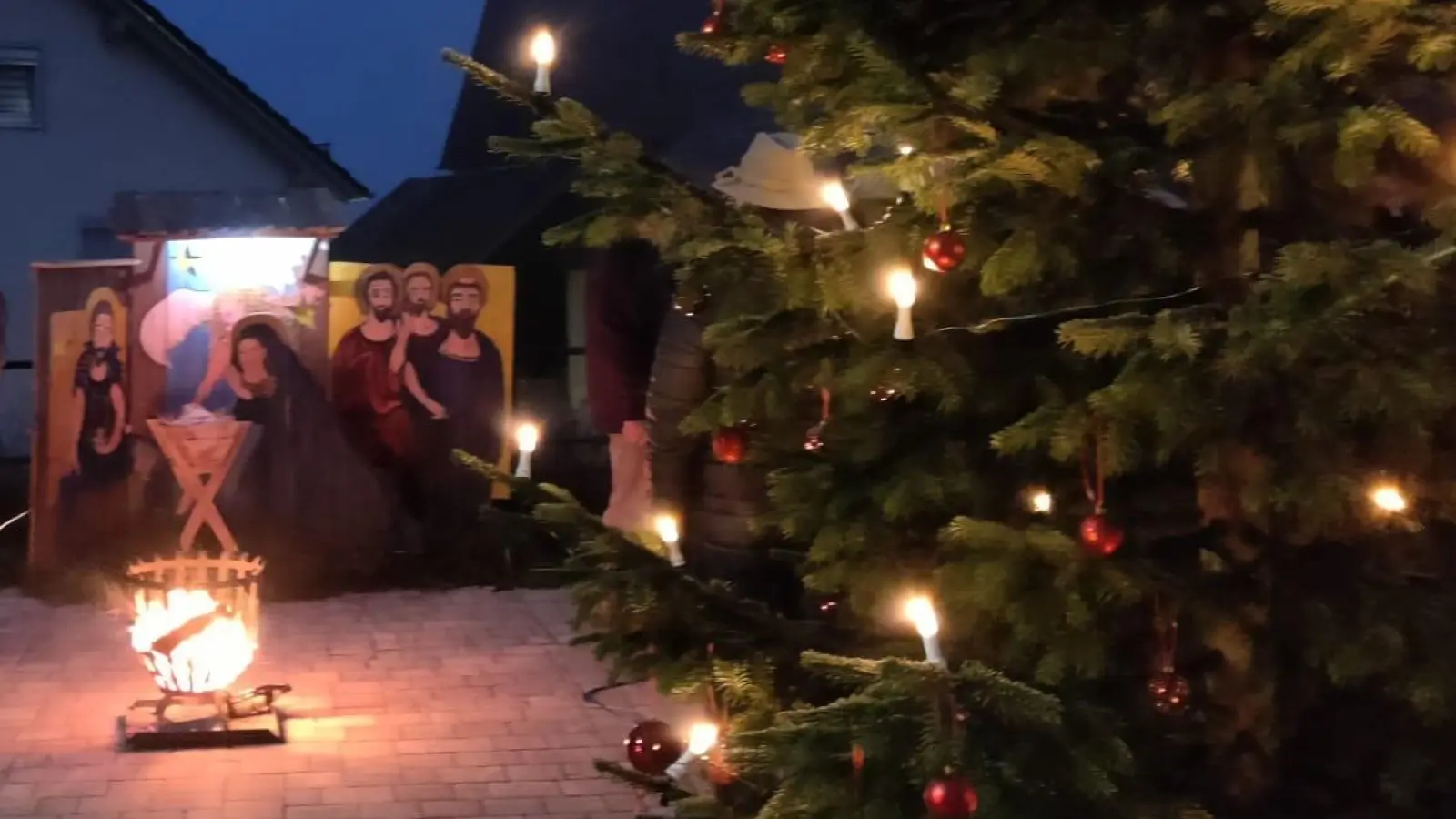 Der Weihnachtsbaum erstrahlt am Dorfplatz mit der neu erbauten Krippe. (Bild: Pia Schecklmann)