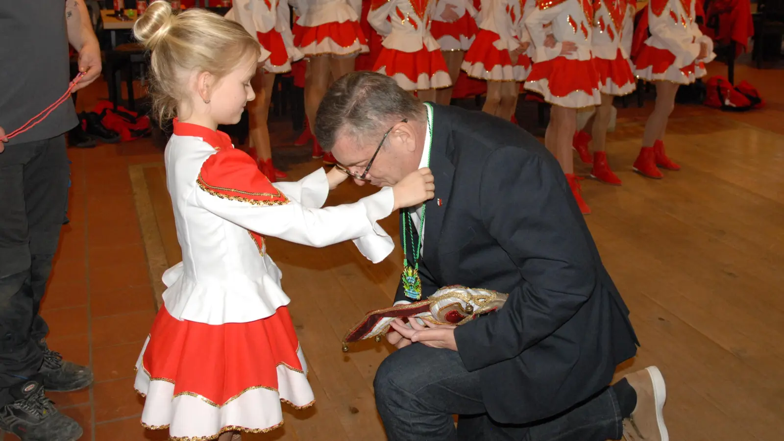 Für den Faschingsorden musste de Bürgermeister in die Knie gehen - und hatte damit keine Probleme. (Bild: Josef Popp)
