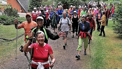 Auf zum Start: Nach einer Gymnastikübung und Dehnungsübungen schickte Abteilungsleiterin Martina Weiß die vielen Teilnehmer auf den Rundkurs um den Schießlweiher.  (Bild: Reinhard Kreuzer)