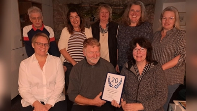 Gewählte Vorstandschaft: v. l. Nina Neumann, Norbert Murr, Monika Schmiedel, hinten v. li. Edwin Ulrich, Martina Tragl, Birgit Mayer, Bianca Gradl - es fehlen Gabi Kohl u. Peter Haberkorn. (Bild: Bianca Gradl)