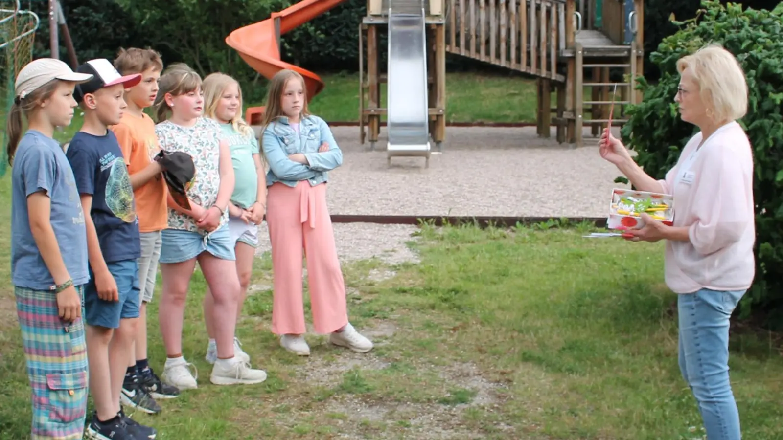 Aufmerksam hörten Amelie Barth, Saray Bock, Sofia Fahrnbauer, Maximilian Frey, Paul Henfling und Samuel Schaefer zu, als Waltraud Wagner die Arbeit der Kinderkrebshilfe Oberpfalz-Nord beschrieb. (Bild: Bernhard Piegsa)