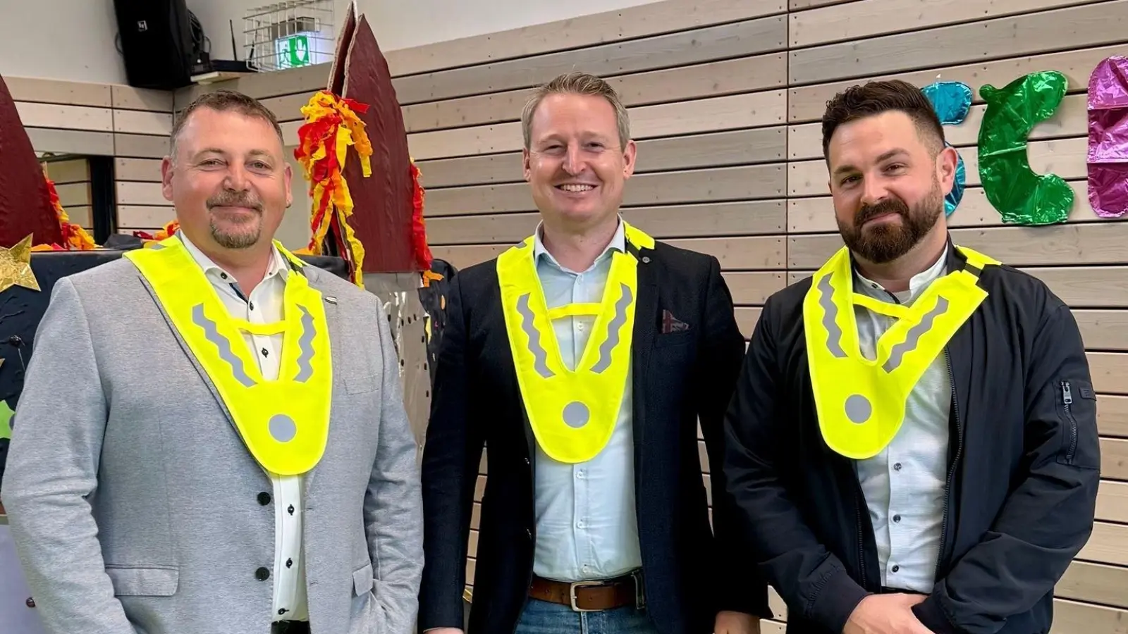 Störnsteins Erster Bürgermeister Markus Ludwig, Theilsseils Erster Bürgermeister Johannes Kett und Neustadts Erster Bürgermeister Sebastian Giering in der Neustädter Grundschule bei den ABC - Schützen (v.l.n.r.). (Bild: Sebastian Giering)