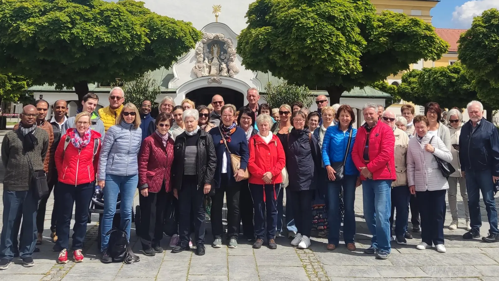 Wallfahrergruppe vor der Gnadenkapelle (Bild: Katharina Amann)