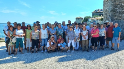 Reisegruppe am Gardasee vor der Burganlage von Sirmione. (Bild: Claudia Porst)