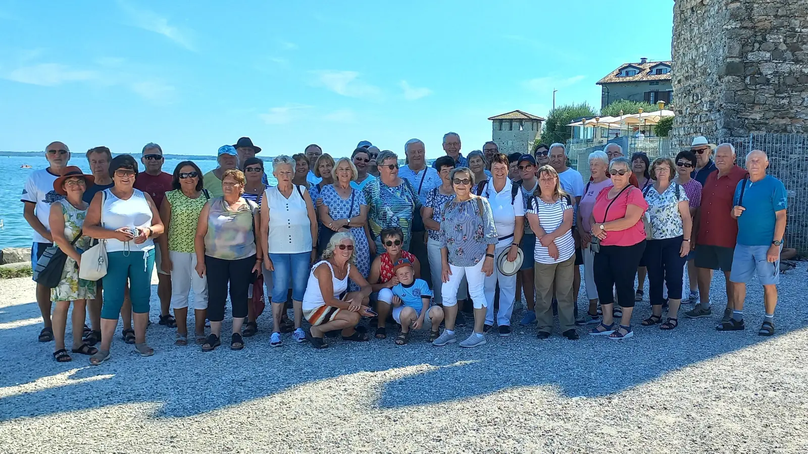 Reisegruppe am Gardasee vor der Burganlage von Sirmione. (Bild: Claudia Porst)