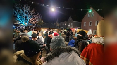 Besuch vom Nikolaus auf dem Weihnachtsmarkt in Kohlberg (Bild: Sabine Hengl )