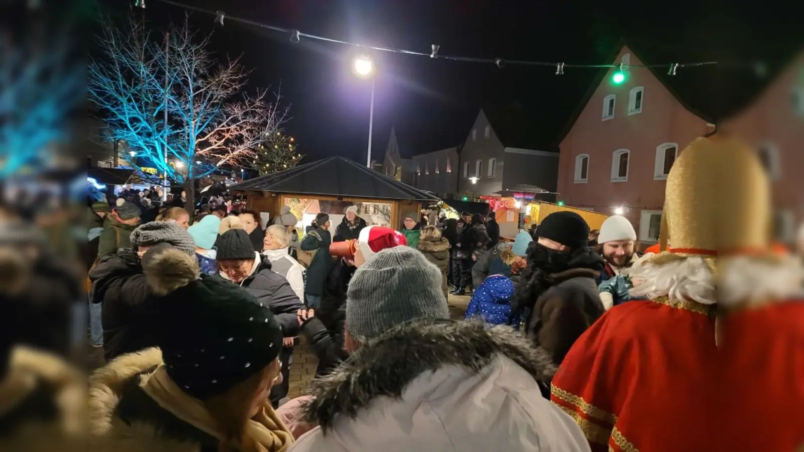 Besuch vom Nikolaus auf dem Weihnachtsmarkt in Kohlberg (Bild: Sabine Hengl )