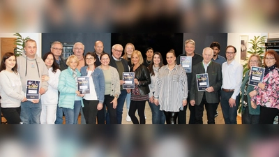 Aus der Region für die Region: Stefanie Sperrer (7. v. r.), Vorsitzende des Vereins „Just Friends e. V.“, und ihr Team überreichten am Dienstagabend im „Devils Diner“ im Weidener Eisstadion sechs gemeinnützigen Einrichtungen und Vereinen eine Spende von jeweils 1.000 Euro.  (Bild: Stephan Landgraf)