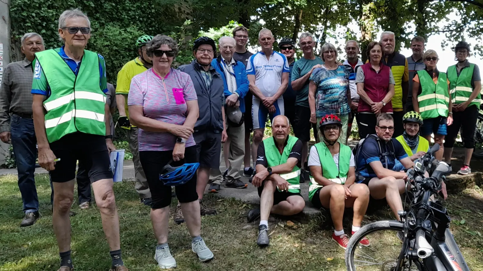 Die Gruppe vor dem Aufstieg auf den Turm (Bild: Gertraud Klinger)