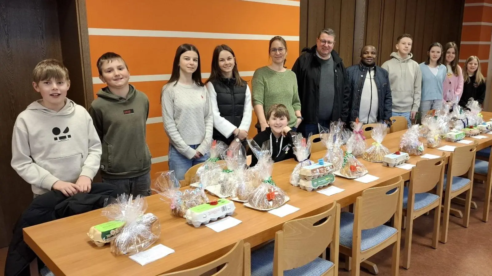 Die Ministrantinnen und Ministranten bereiteten sich auf den Ansturm der Kunden vor. (Bild: Karl Ziegler)