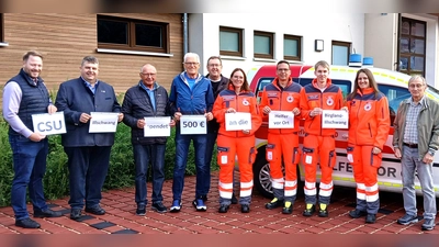 Eine Abordnung des CSU Ortsverbands Illschwang, mit dem Vorsitzenden Henner Wasmuth (links) übergibt eine Spende von 500 € an Vertreter des Vereins Helfer vor Ort Illschwang/Birgland ,mit Standortleiter Thomas Renner (4. von rechts) (Bild: Norbert Weis)