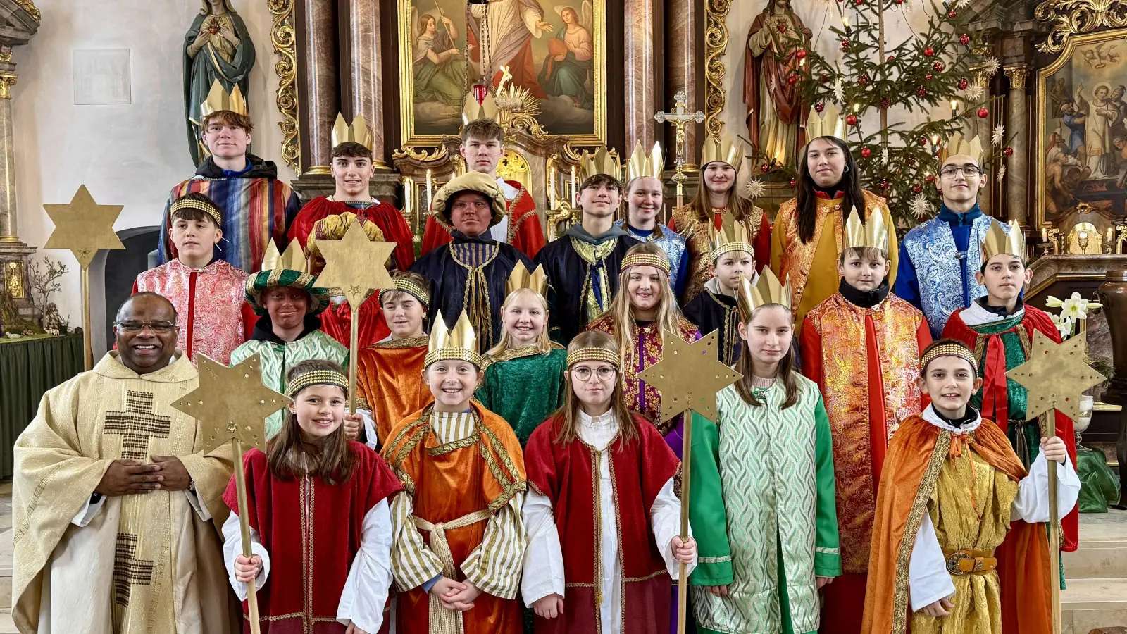 Die Wutschdorfer Sternsinger mit Pfarrer Moses Gudapati. (Bild: Ina Piehler)