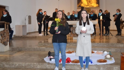 Super gestaltete der Chor „Horizont“ aus Teunz die gut besuchte Meditative Andacht am Sonntag in der Pfarrkirche Moosbach. Es gab großen stehenden Applaus für alle Mitwirkenden. (Bild: Peter Garreiss)