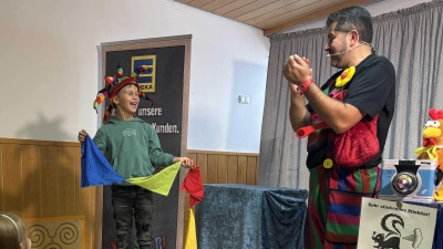 Der Zaubermeister und sein Assistent begeisterten mit verblüffenden Tricks. (Bild: Sabine Schöpf-Schreiber)