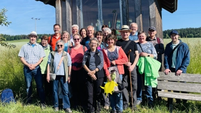 Die Fußwallfahrer von St. Georg Amberg vor der Norbert-von-Xanten-Kapelle bei Steiningloh. (Bild: Karl Müller)