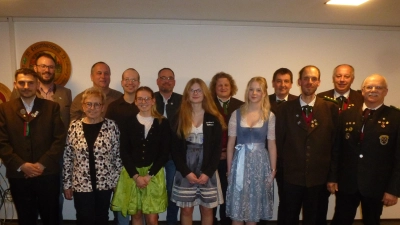 Glückwünsche für das Führungsteam gab es von 2.Bürgermeister Julian Kraus mit Gemeinderäten (hinten von links) und 2.Gauschützenmeister Karl Tusch (rechts). (Bild: Siegfried Bock)