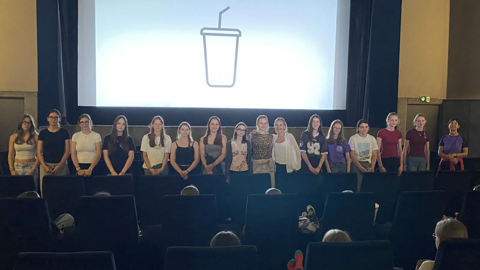 Die BigSisters des EHG laden die Schule regelmäßig zum exklusiven Kinobesuch in der Neuen Welt ein (Bild: StDin Doris Weigl)