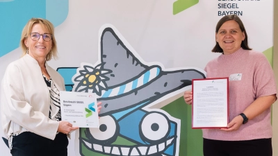 Beratungsrektorin Margit Friedl (links) und Studienrätin Gabi Wolf freuen sich über die erneute Auszeichnung der Realschule Kemnath mit dem Berufswahl-SIEGEL. (Bild: Stefan Winterstetter)