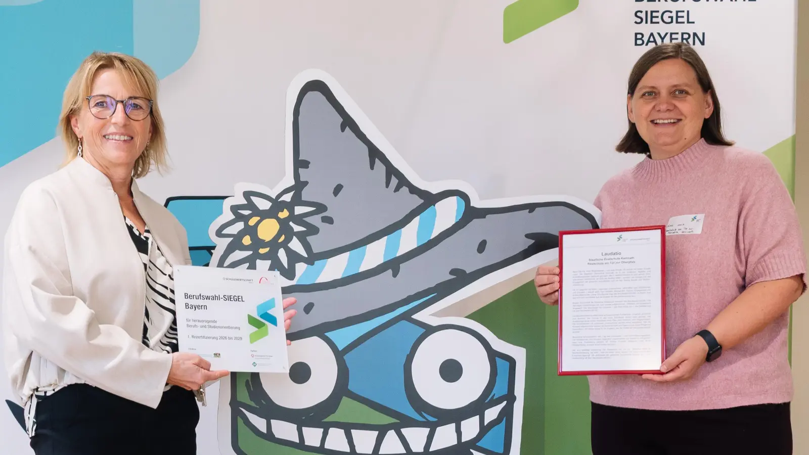 Beratungsrektorin Margit Friedl (links) und Studienrätin Gabi Wolf freuen sich über die erneute Auszeichnung der Realschule Kemnath mit dem Berufswahl-SIEGEL. (Bild: Stefan Winterstetter)