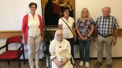Die dankbare Jubilarin (vorne sitzend) freute sich riesig über den Besuch der Winklarner Gratulanten. Von rechts: Hans Bock, Gerlinde Gersing, Monika Bösl und Anita Schöberl (Bild: Elisabeth Bauer)