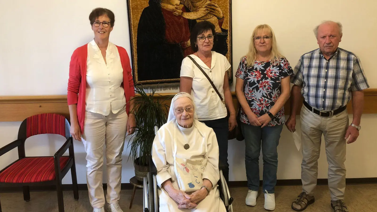 Die dankbare Jubilarin (vorne sitzend) freute sich riesig über den Besuch der Winklarner Gratulanten. Von rechts: Hans Bock, Gerlinde Gersing, Monika Bösl und Anita Schöberl (Bild: Elisabeth Bauer)