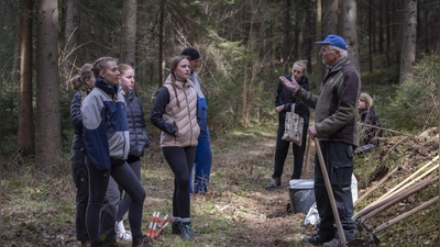 Das Bild zeigt Günther Grabs mit Wiedehopf-Hacke bei der Einweisung der Schülerinnen. (Bild: Sebastian Flaschel)
