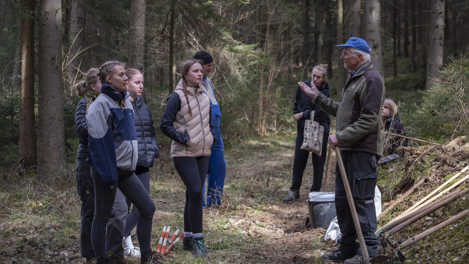 Das Bild zeigt Günther Grabs mit Wiedehopf-Hacke bei der Einweisung der Schülerinnen. (Bild: Sebastian Flaschel)