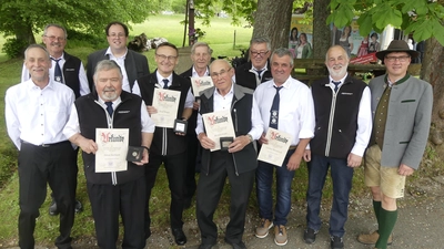 Die beim Jubiläum geehrten Mitglieder mit Bürgermeister Gerald Reiter, Vorsitzenden Martin Dietl (von rechts) und Pastoralreferent Stefan Knott (hintere Reihe zweiter von links).  (Bild: Hermann Markgraf)