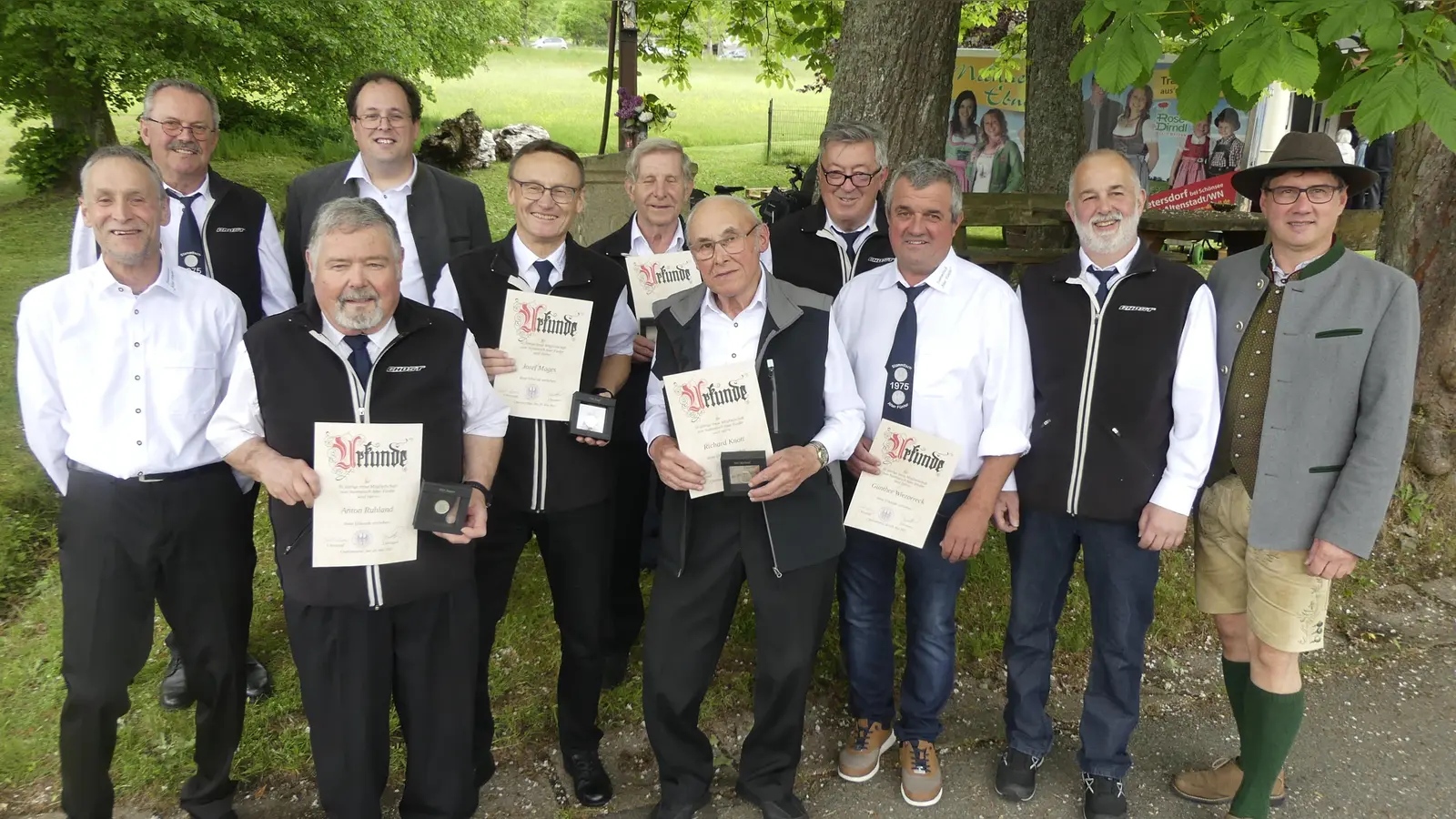Die beim Jubiläum geehrten Mitglieder mit Bürgermeister Gerald Reiter, Vorsitzenden Martin Dietl (von rechts) und Pastoralreferent Stefan Knott (hintere Reihe zweiter von links).  (Bild: Hermann Markgraf)