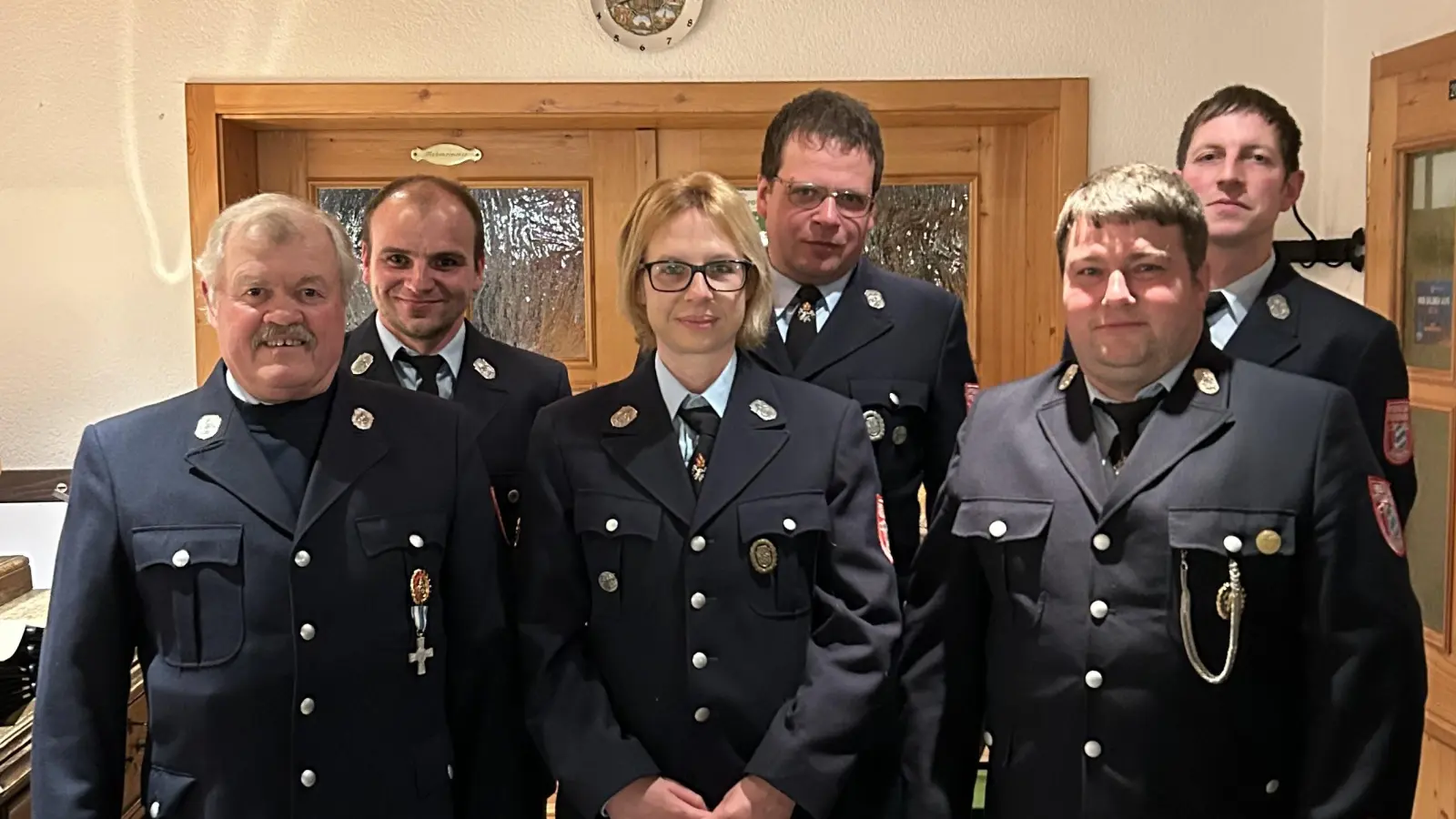 Ehrung langjähriger Mitglieder (von links): Johann Lienerth, 1. Vorsitzender Mathias Lindner, Susanne Schuller, Stefan Mayerhöfer, 1. Kommandant Roland Lindner, Bernhard Schuller. (Bild: Stephanie Härtl)