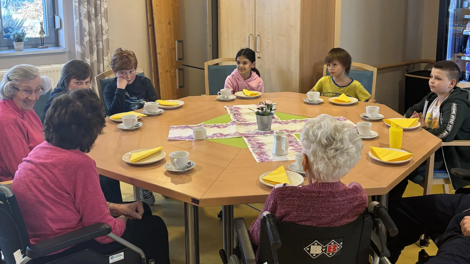 Besuch im Seniorenhaus Neusorg. (Bild: Manuela Hecht)