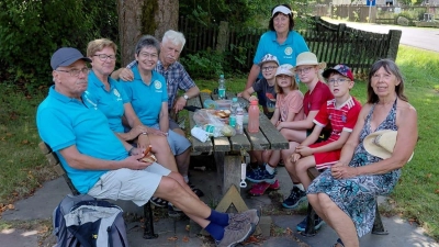 Die kleine Gruppe des FGV Neusorg im Archedorf Kleinwendern. (Bild: Roswitha Schraml)