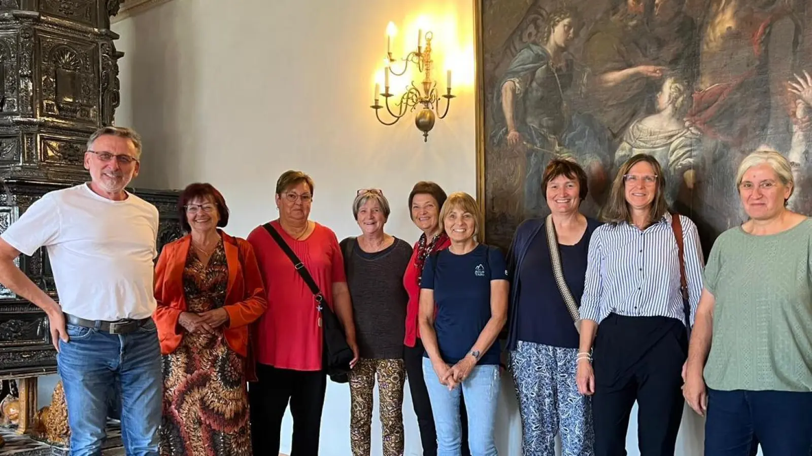 Franziskuskreis mit Pater Stanisław Śliwiński im prächtigen Barocksaal des Klosters Benediktbeuern mit Deckenbildern von Stephan Kessler (Bild: Ingrid Riebl)